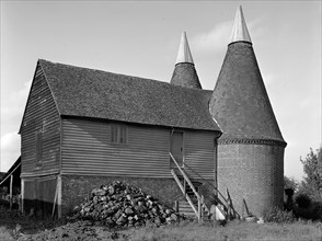 Pittsgate oasthouse, Lamberhurst, Kent, 1956