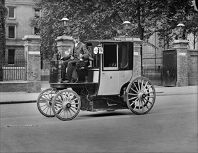 A motor cab and driver, London, c1900