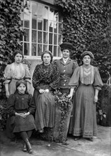 Young women, Byfield, Northamptonshire, 1904