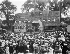 Taylor's Cinematograph show and crowd at Witney Fair, Witney, Oxfordshire, c1860-c1922