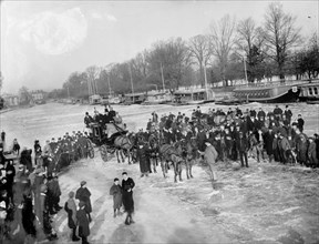 Crowd on the frozen River Thames, Oxfordshire, c1860-c1922