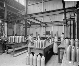 Preparing projectile heads at Cunard Shell Works, Merseyside, 1917