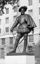 Sir Walter Raleigh statue, Whitehall, London, 1959-1980