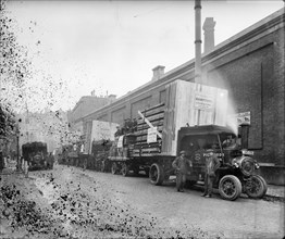 Loaded lorries outside Hampton's Munitions Works, Lambeth, London, 1914-1918
