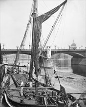 River barge at Southwark Bridge, London. Artist: Unknown