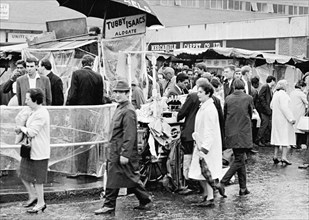 Tubby Isaacs' stall, Middlesex Street, Aldgate, London, (1960s?). Artist: Unknown