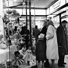 Shoppers window shopping in London, c1960. Artist: Unknown