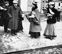 Suffragettes handing out leaflets, London, October 1907. Artist: Unknown