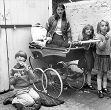Children playing 'Penny for the Guy' in a London yard, Oct 1978. Artist: Henry Grant