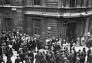 Scene outside Bow Street Magistrates' Court, 1913. Artist: Unknown