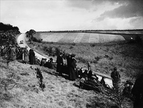Spectators at the Kop Hill Climb, near Princes Risborough, Buckinghamshire, 1922. Artist: Unknown