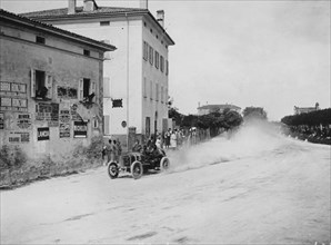 Vincenzo Trucco driving a De Dietrich, in the Coupe Florio, Bologna, Italy, 1908. Artist: Unknown