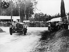 Bentley passing crashed Lagonda, Le Mans 24 Hours, 1928. Artist: Unknown