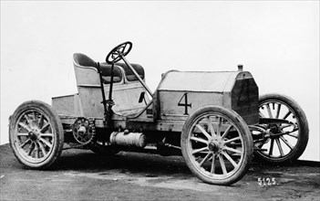 Mercedes 60 hp racing car, 1903. Artist: Unknown