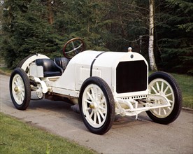 A white 1908 Benz racer. Artist: Unknown