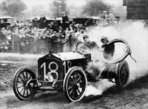 Duray driving a De Dietrich in the Vanderbilt Cup, Long Island, NY, USA, 1906. Artist: Unknown