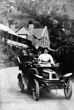 A 1 cylinder De Dion car and passengers, 1904. Artist: Unknown