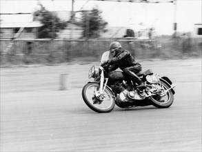 CE Mills riding a 998cc Vincent, Silverstone, Northamptonshire, 1959. Artist: Unknown