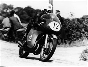 John Hartle winning the Isle of Man Junior TT, on an MV Agusta, 1960. Artist: Unknown