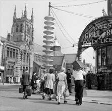 Holidaymakers make their way towards Talbot Road Station, Blackpool, c1946-c1955