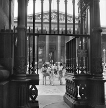 Three young women walk towards the exit gateway of the British Museum, Camden, London, c1946-c1959