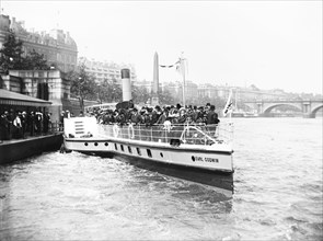 Passengers boarding the steamer 'Earl Godwin', London, c1905. Artist: Unknown