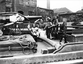 Barge family on a dumpy barge, London, c1905. Artist: Unknown