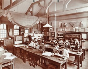 A class at the Camberwell School of Arts and Crafts, Southwark, London, 1907. Artist: Unknown.