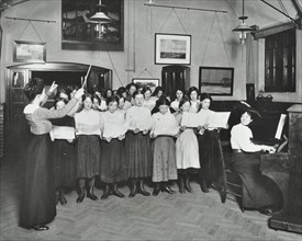Singing class, Laxon Street Evening Institute for Women, London, 1914. Artist: Unknown.