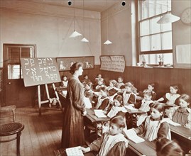 Girls' Hebrew reading lesson, Jews' Free School, Stepney, London, 1908. Artist: Unknown.