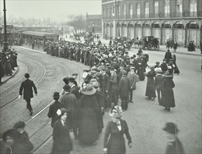 Long queue of people at Blackfriars Tramway shelter, London, 1912. Artist: Unknown.
