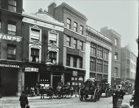 Carts outside the Sundial public house, Goswell Road, London, 1900. Artist: Unknown.