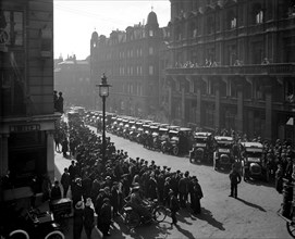 Mass enlistment of AA road scouts in the British Army, London, September 1914
