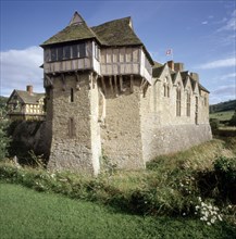 North tower and west range of Stokesay Castle, Shropshire, 2004