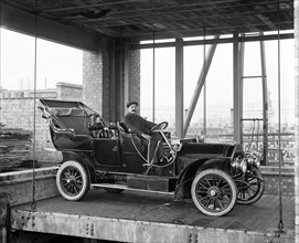 Car lift at Mitchell Motors Company, 114 Wardour Street, Westminster, London, 1907