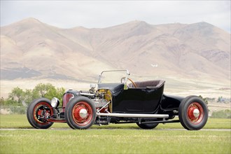 Ford racer 1925. Artist: Simon Clay.