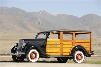 Ford woodie deluxe station wagon 1935. Artist: Simon Clay.