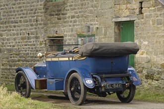 Napier open tourer 1913. Artist: Simon Clay.