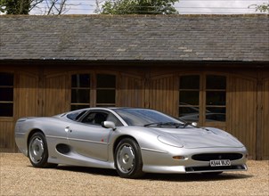 1992 Jaguar XJ 220. Artist: Unknown.