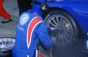 1999 Chrysler Viper GT-SR FIA GT Silverstone 500 wheel changing. Artist: Unknown.