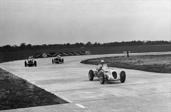 Appleton Special Racing single seater, Rapier Special and MG on the Campbell Circuit at Brooklands. Artist: Bill Brunell.