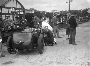 LCC Relay GP, Brooklands, 25 July 1931. Artist: Bill Brunell.