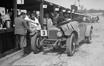 Dudley Froy and George Field's Invicta at the JCC Double Twelve race, Brooklands, 8/9 May 1931. Artist: Bill Brunell.