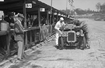 J Reeves and HHB Beacon's Austin Ulster at the JCC Double Twelve race, Brooklands, 8/9 May 1931. Artist: Bill Brunell.