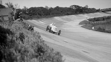 Sunbeam of EL Bouts on the banking, BARC meeting, Brooklands, 16 May 1932. Artist: Bill Brunell.