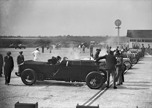 21.5 litre Benz of GK Clowes at a Surbiton Motor Club race meeting, Brooklands, Surrey, 1928. Artist: Bill Brunell.