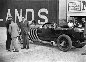 22 litre Benz of GK Clowes at a Surbiton Motor Club race meeting, Brooklands, Surrey, 1928. Artist: Bill Brunell.
