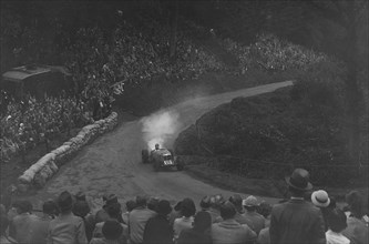 Riley Racing Six of Freddie Dixon competing in the Shelsley Walsh Hillclimb, Worcestershire, 1935. Artist: Bill Brunell.