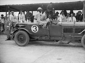 Winning Bentley of Jack Dunfee and Woolf Barnato, BARC 6-Hour Race, Brooklands, Surrey, 1929, Artist: Bill Brunell.