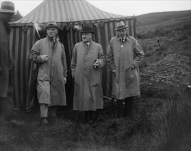 Alderman GF Fosdyke, Sir William Graham and Sir Julian Orde, Caerphilly Hillclimb, Wales, 1922. Artist: Bill Brunell.